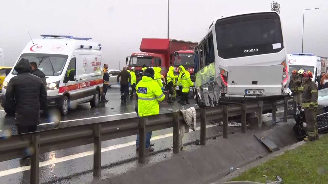 Kuzey Marmara Otoyolu’nda polis servis minibüsü kaza yaptı: 1 polis şehit oldu, 16 polis yaralandı
