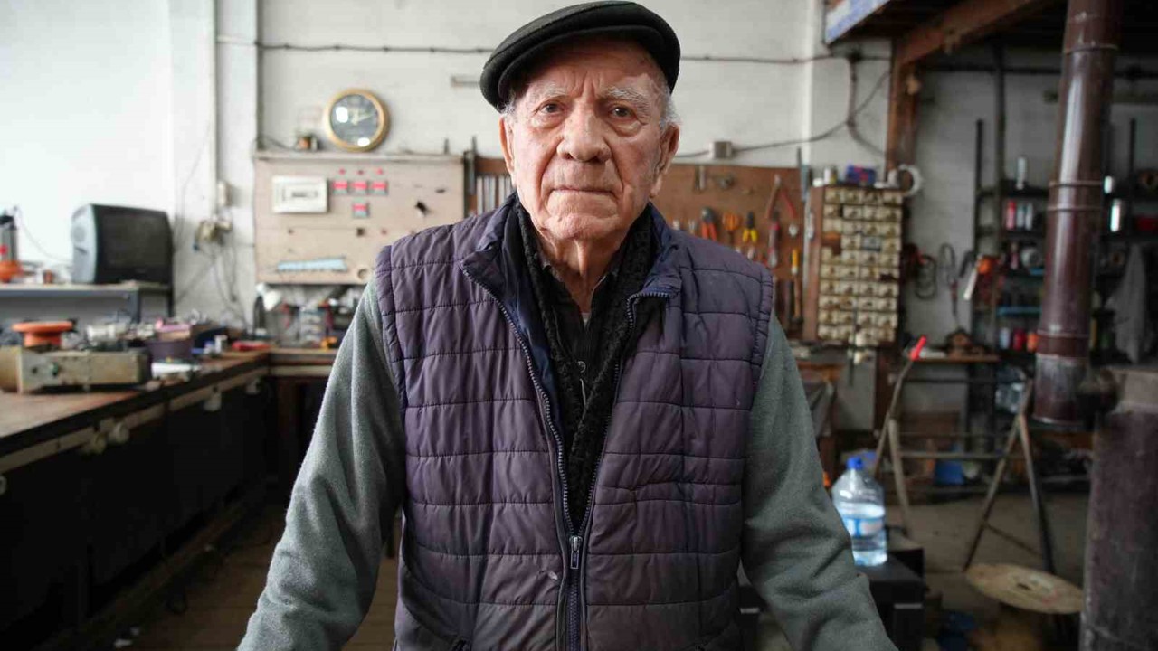 88’lik usta gençlere taş çıkarıyor
