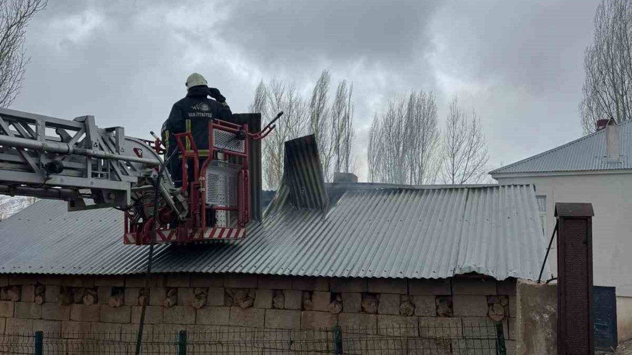 Van’ın Muradiye ilçesinde tandır evi yangını
