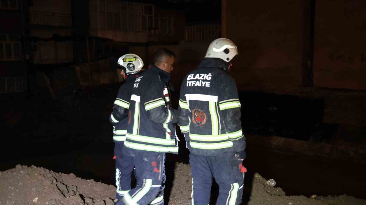 İnşaat temeline dolan yağmur suyu ekiplerce tahliye edildi
