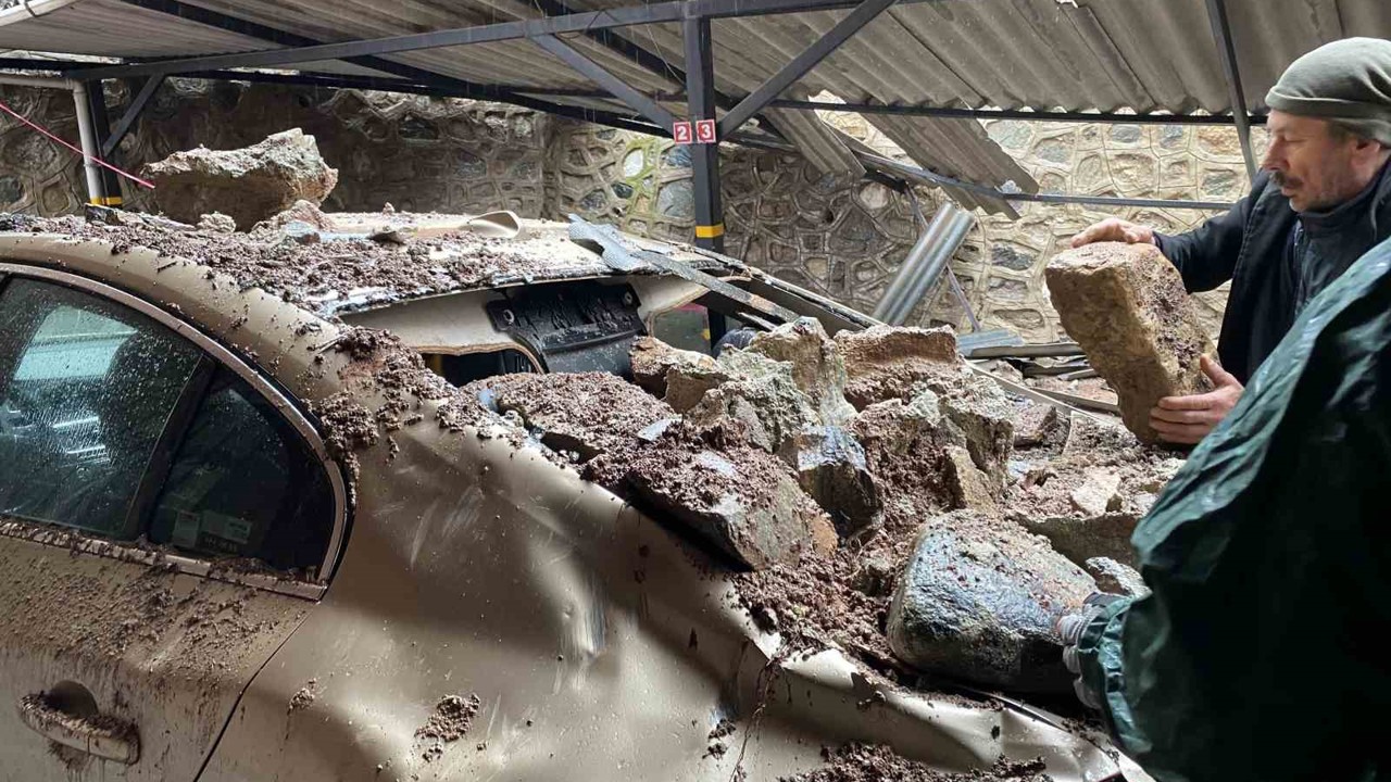 Bursa’da yağışla istinat duvarı çöktü, 3 lüks otomobil zarar gördü

