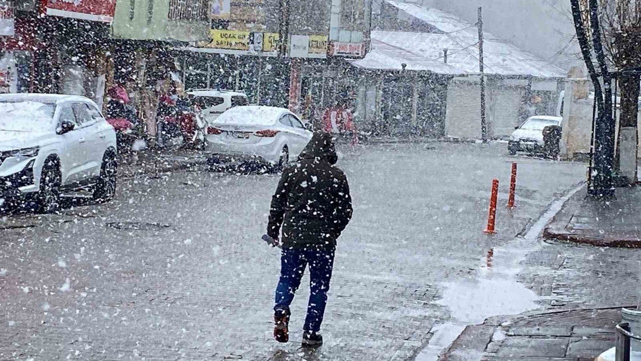 Karlıova’da kar etkili oldu
