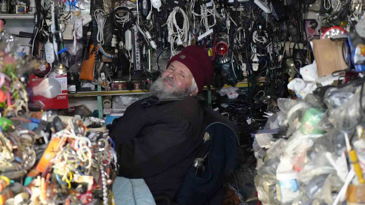 72 yaşındaki elektrik ustası, 25 yıldır biriktirdiği malzemelerle dükkanını adeta müzeye çevirdi

