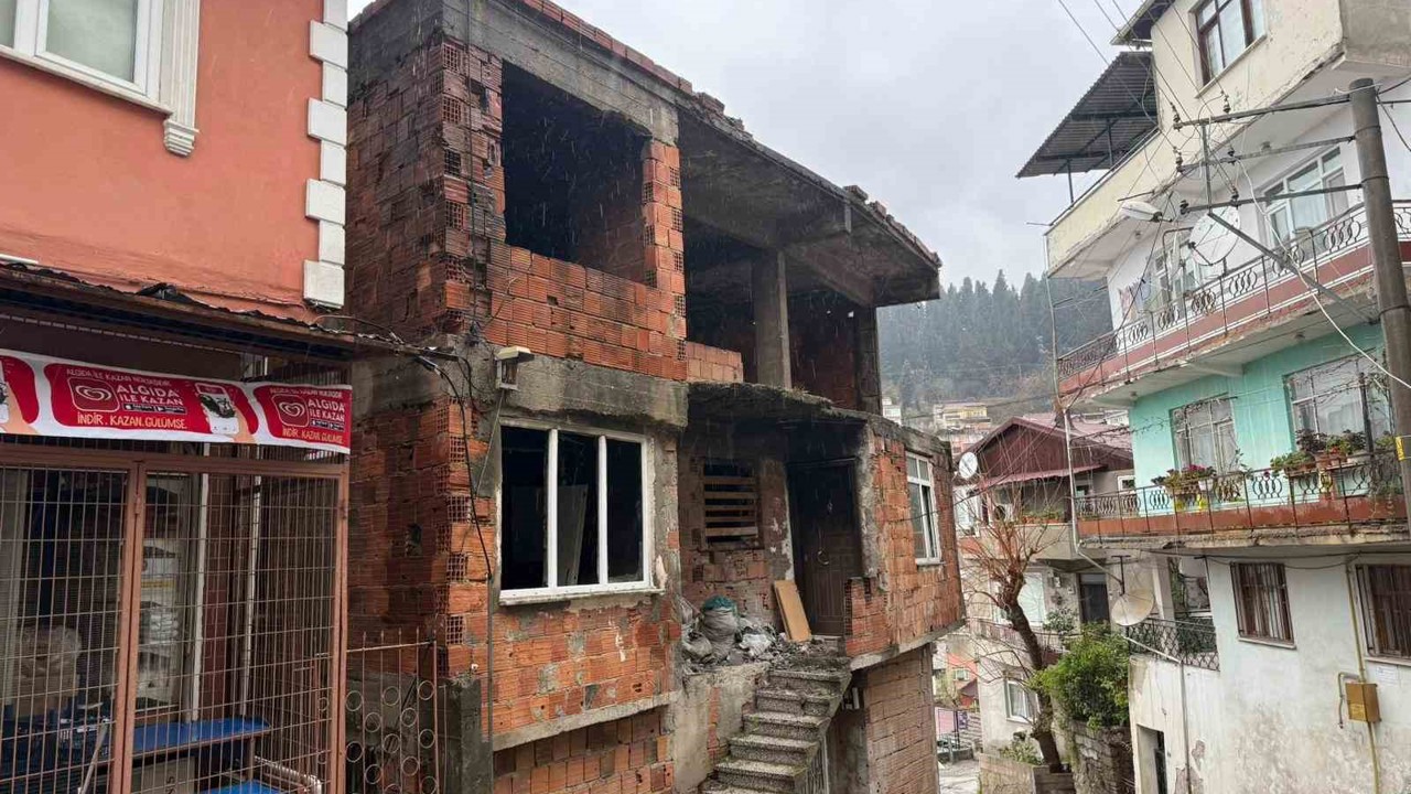 İzmit’te kullanılmayan iki katlı evin çatısı alev alev yandı
