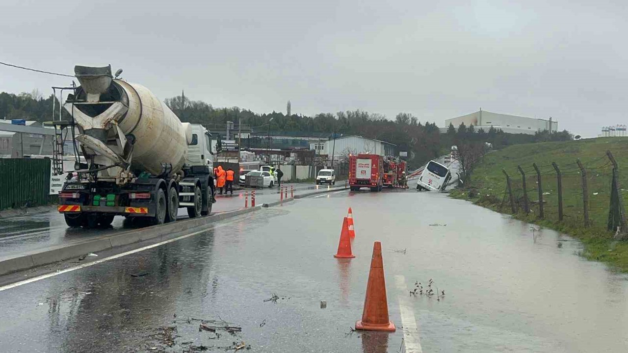 Eyüpsultan’da servis aracı su dolu kanalda yan yattı
