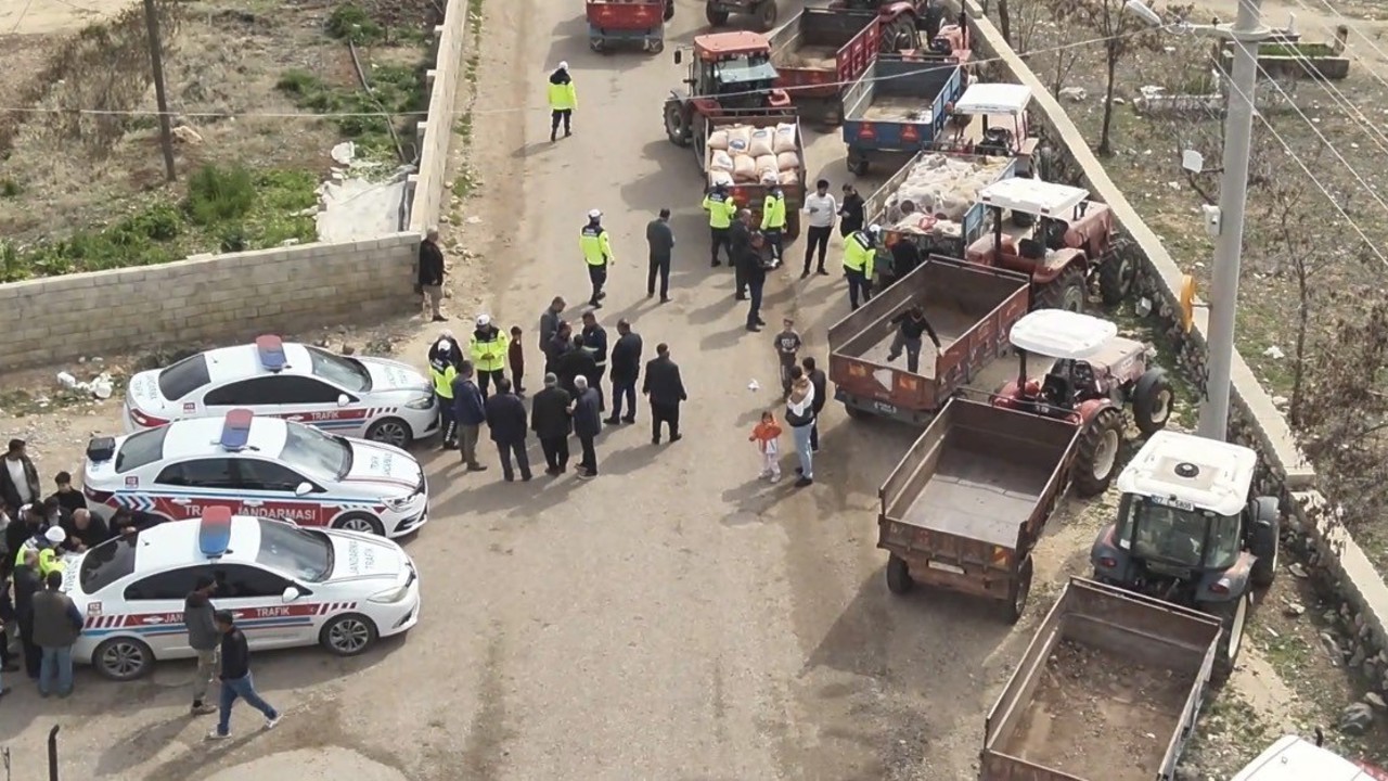 Jandarma 85 traktör sürücüsüne eğitim vererek reflektör dağıttı
