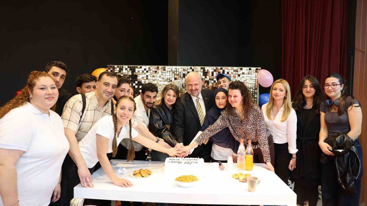 Menemenli oyuncular sahnede yıldızlaştı
