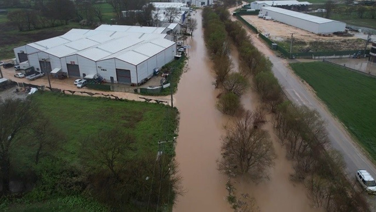 Ürünlü Deresi taştı, araçlar mahsur kaldı
