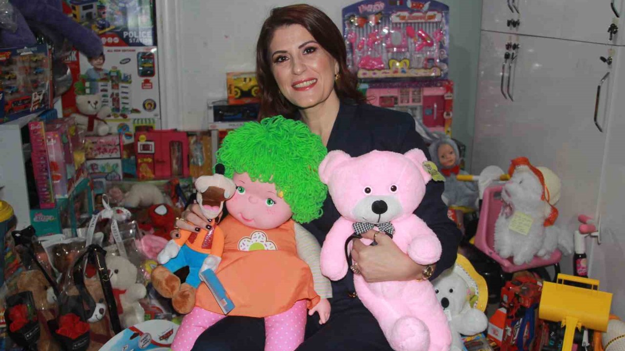 44’üncü yaş gününde hediye yerine oyuncak istedi: Oda dolusu oyuncak ile sevgi evlerindeki çocukları mutlu edecek
