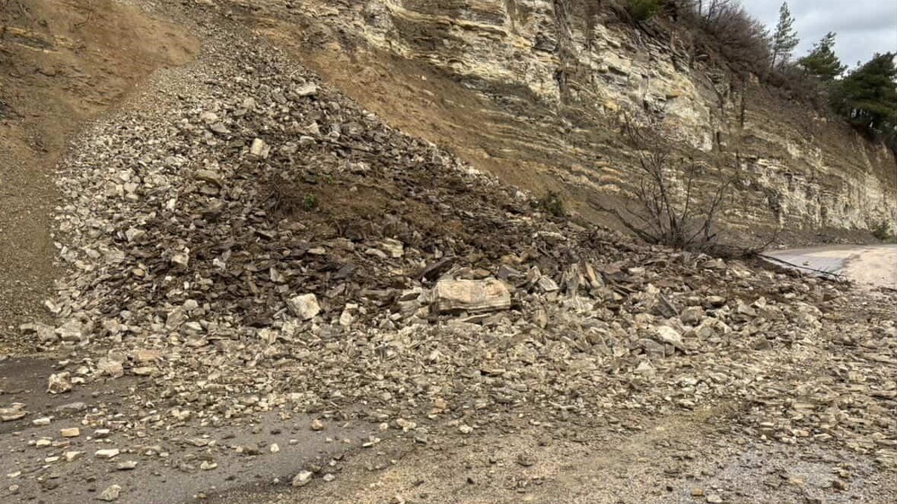 Bursa’da heyelan yolu kapattı: O anlar kamerada
