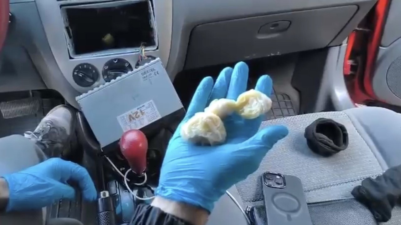 Oto teybinin arkasına gizlenen uyuşturucu ortaya çıkarıldı
