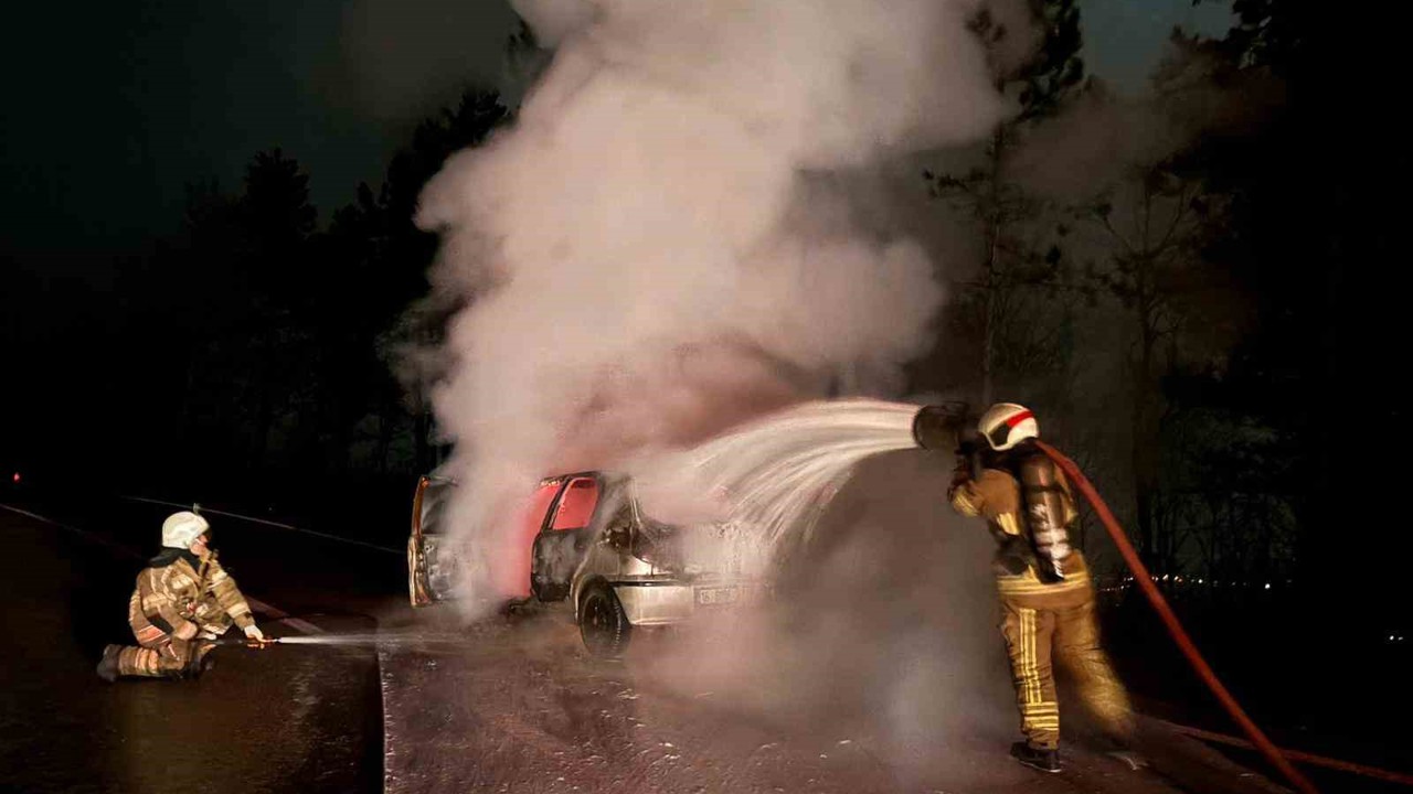 Bursa’da seyir halindeki otomobil alev alev yandı

