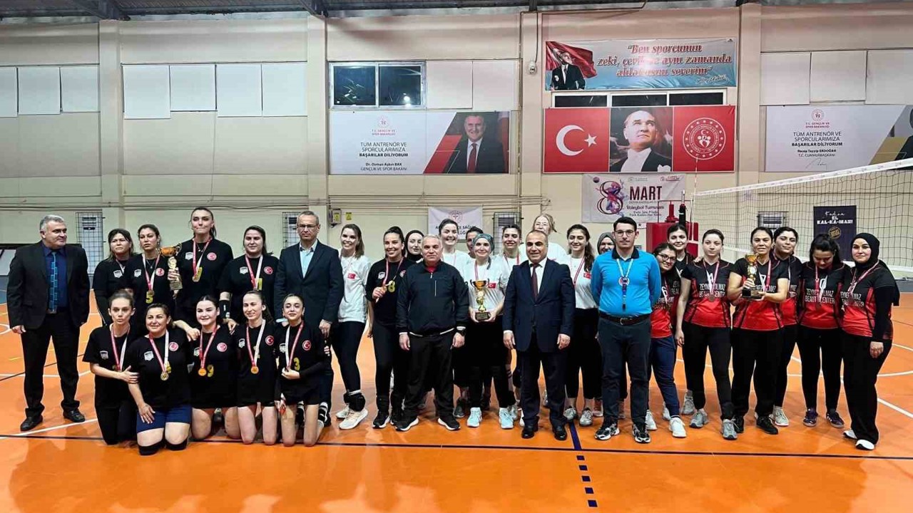 Anamur’da Kadınlar Günü Voleybol Turnuvası tamamlandı
