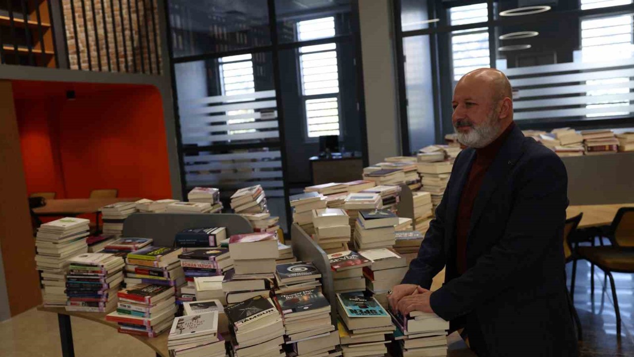 Başkan Çolakbayrakdar: "Kütüphaneler haftası vesilesiyle bilgiyle büyüyen bir şehir inşa ediyoruz"
