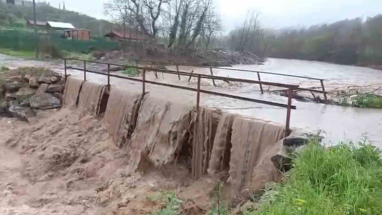 Bursa’da aşırı yağışlar köprüyü trafiğe kapattı
