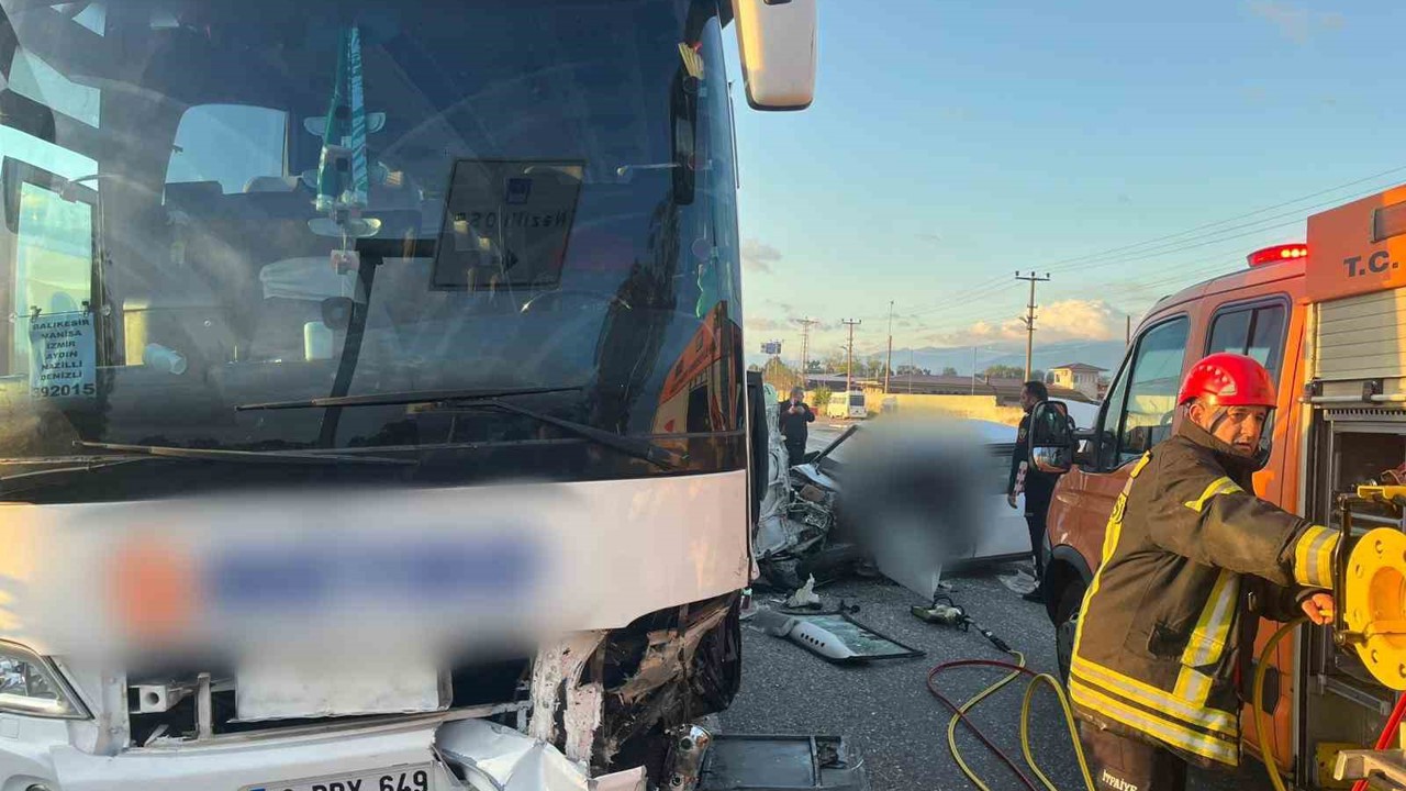 Nazilli’de yolcu otobüsü ile çarpışan otomobil sürücüsü hayatını kaybetti
