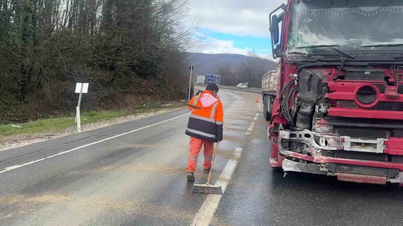 Makaslayan tır kara yolunu kapattı
