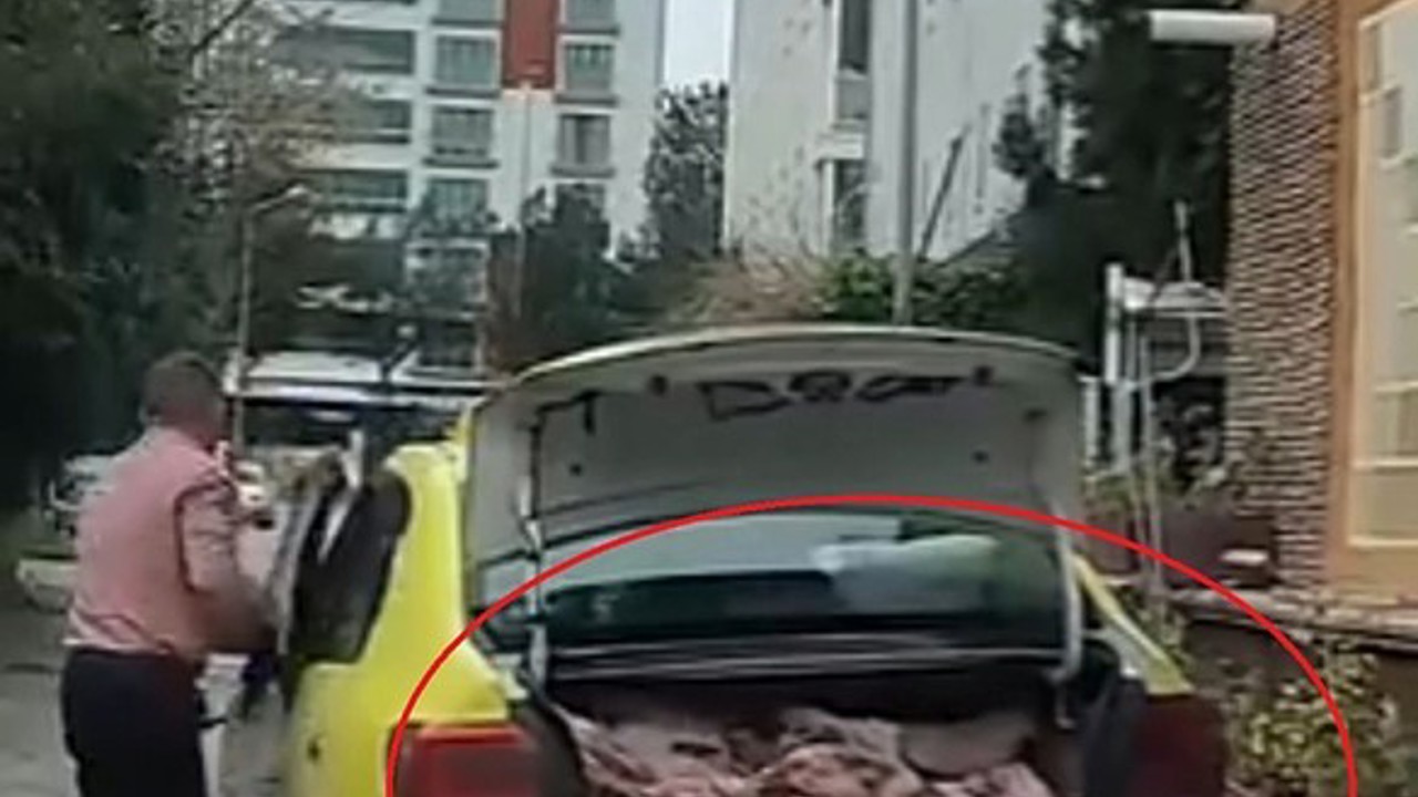 Taksinin bagajında uygunsuz şartlarda et sevkiyatı kameraya yansıdı
