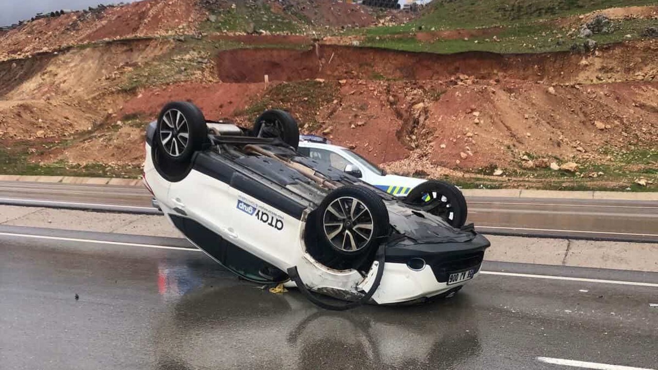 Siirt’te kontrolden çıkan araç takla attı
