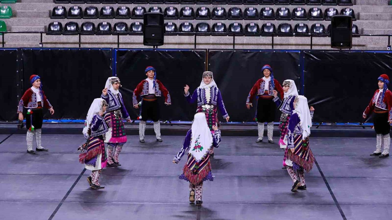 Denizli’de halk oyunları şöleninde finalistler belli oldu
