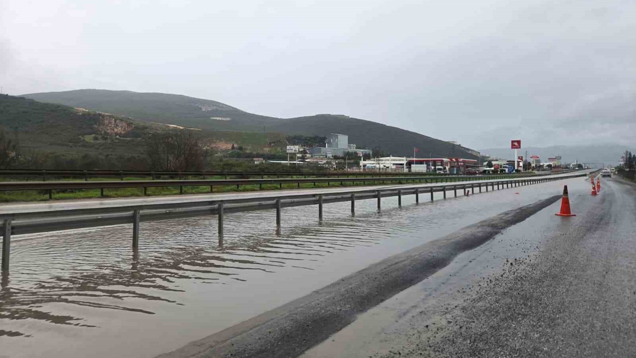 Bursa’da su birikintisine giren otomobil mahsur kaldı
