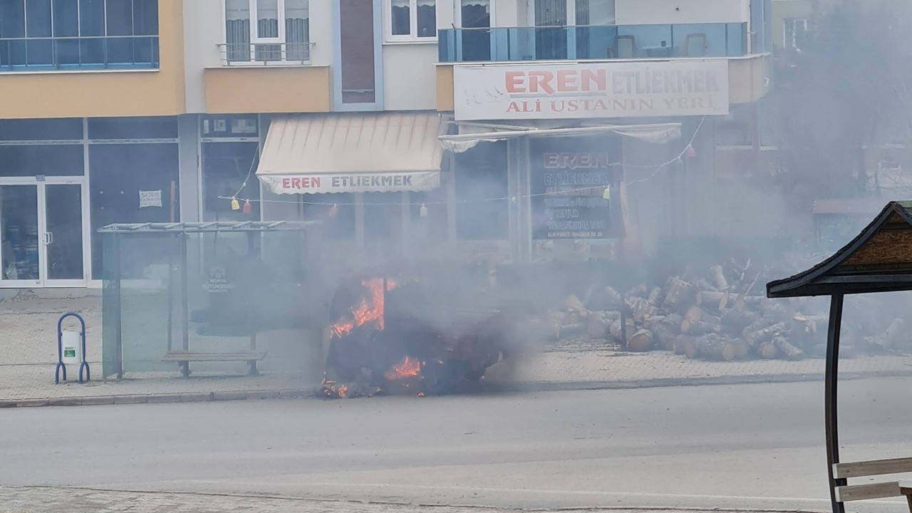 Elektrikli üç tekerlekli motosiklet alev alev yandı
