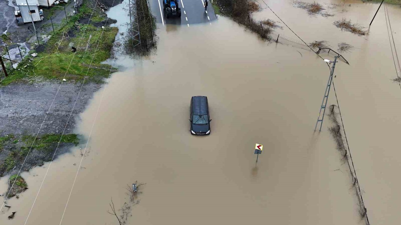 Göle dönen yolda mahsur kalan sürücü aracını bırakmadı, kurtarma anları görüntülendi
