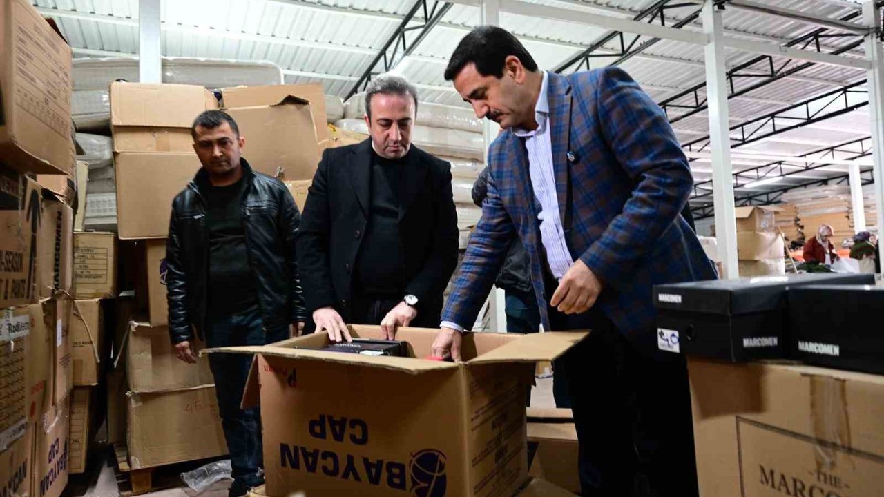 Başkan Taşkın yardım malzemeleri tasnifine eşlik etti
