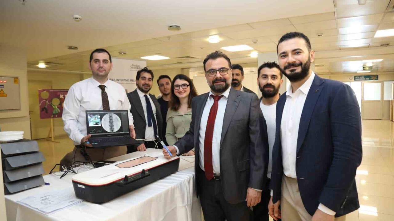 Algoloji uzmanları İzmir’de buluştu; ağrı pili uygulamasını akıllı gözlükle anlık olarak izledi
