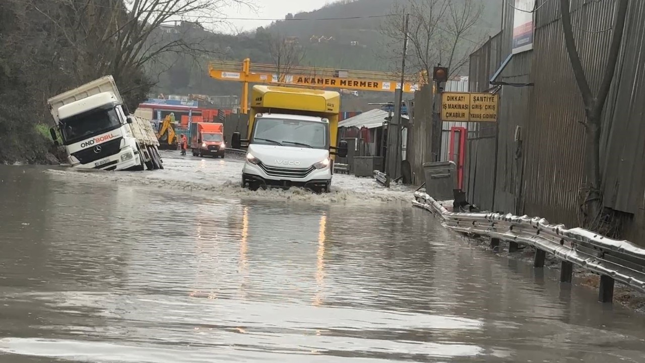 Eyüpsultan’da hafriyat kamyonu göle dönen yolda yan yattı

