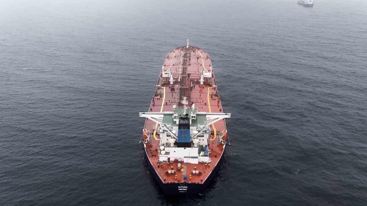 İstanbul Boğazı’na yaklaşırken vurulan tanker havadan görüntülendi
