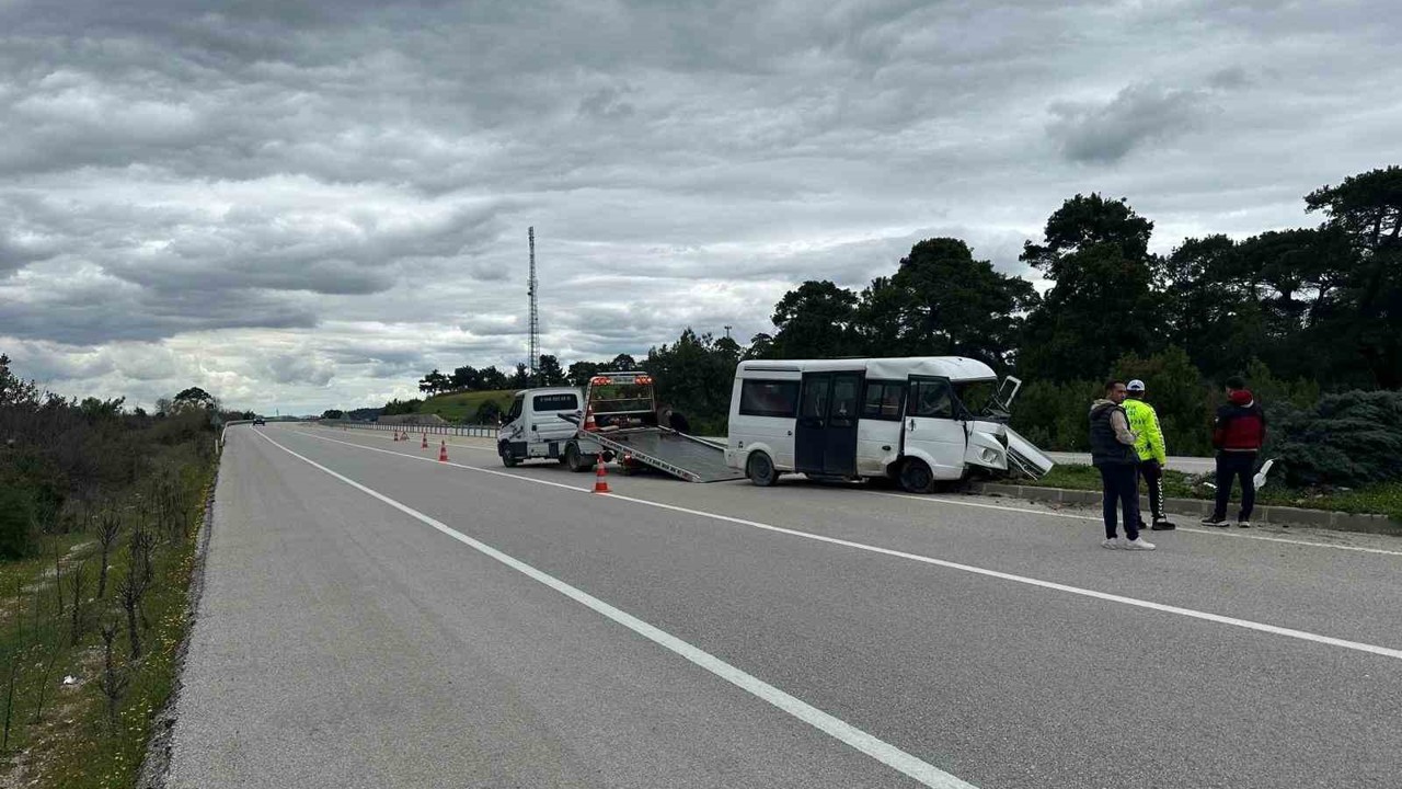 Çanakkale’de yoldan çıkan minibüs refüje çıktı; 2 kişi yaralandı
