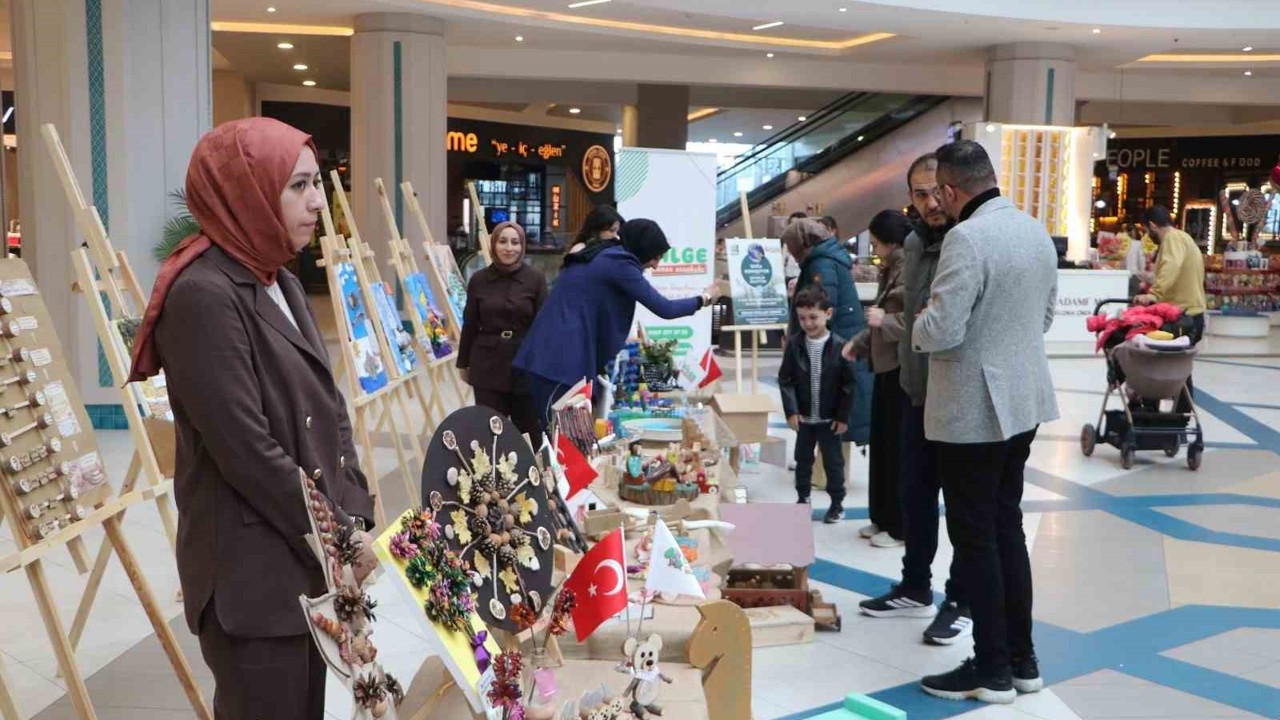 Minik ellerin doğaya dokunuşu
