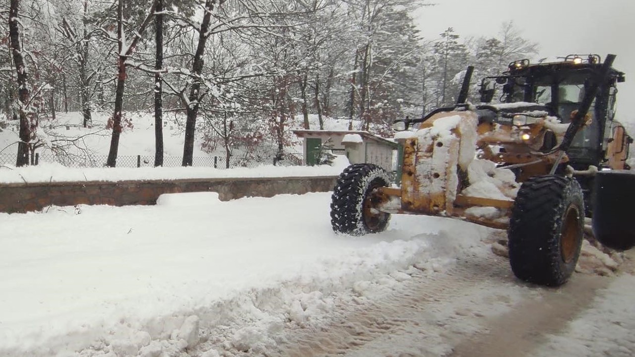 Bursa’nın yüksek kesimlerinde karla mücadele sürüyor
