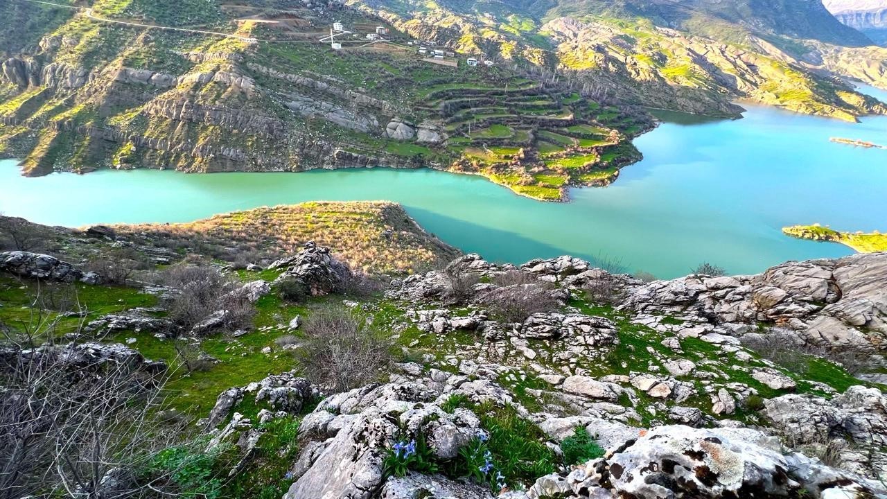 Ayı Nevruzu Gerger kayalıklarını renklendirdi
