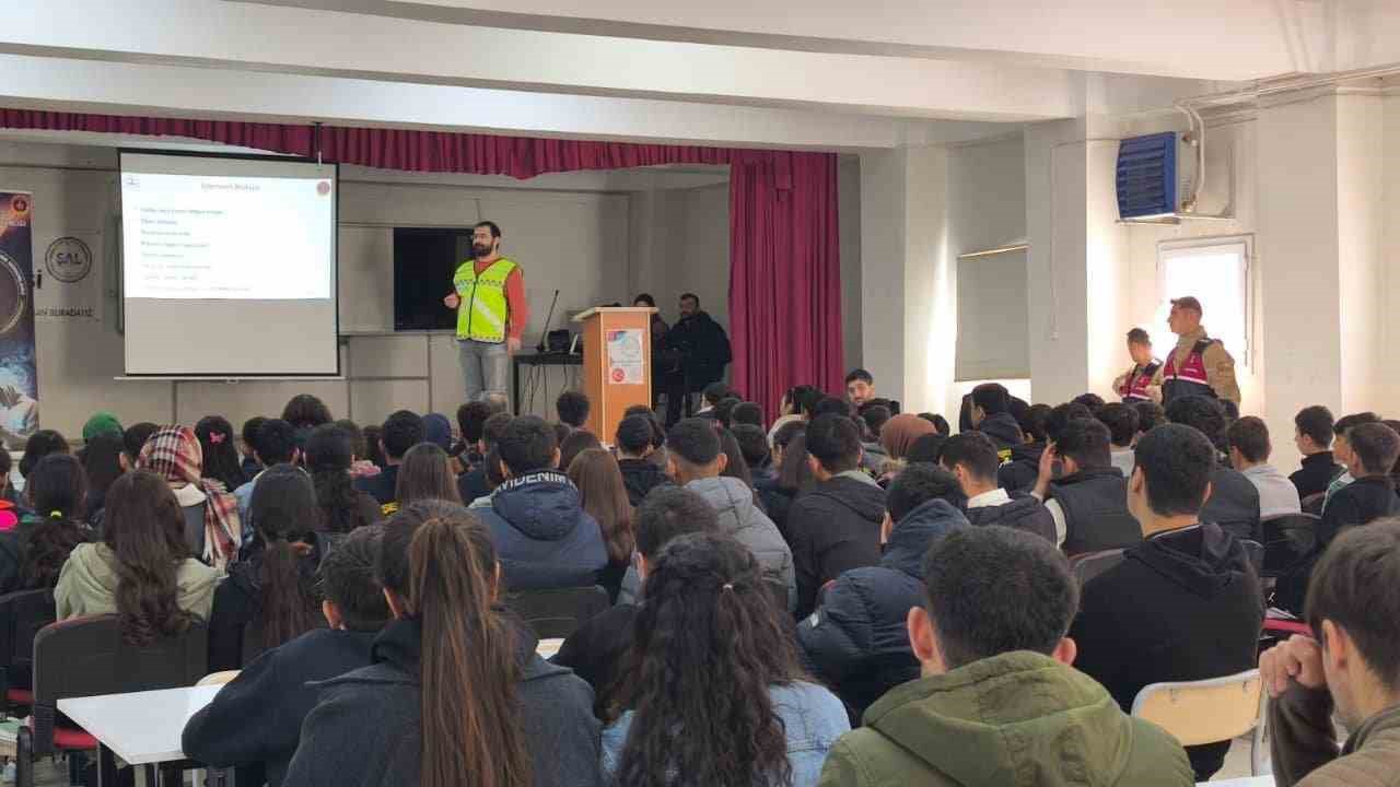 Jandarmadan öğrencilere siber güvenlik eğitimi
