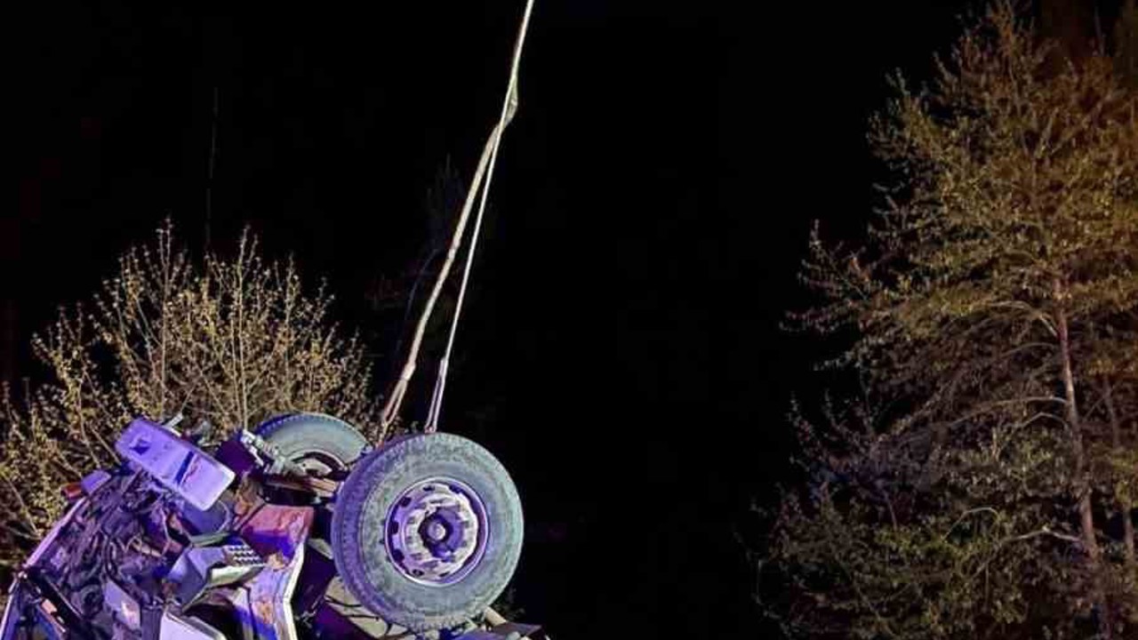 Alanya’da kamyon şarampole devrildi: 1 ölü, 1 yaralı
