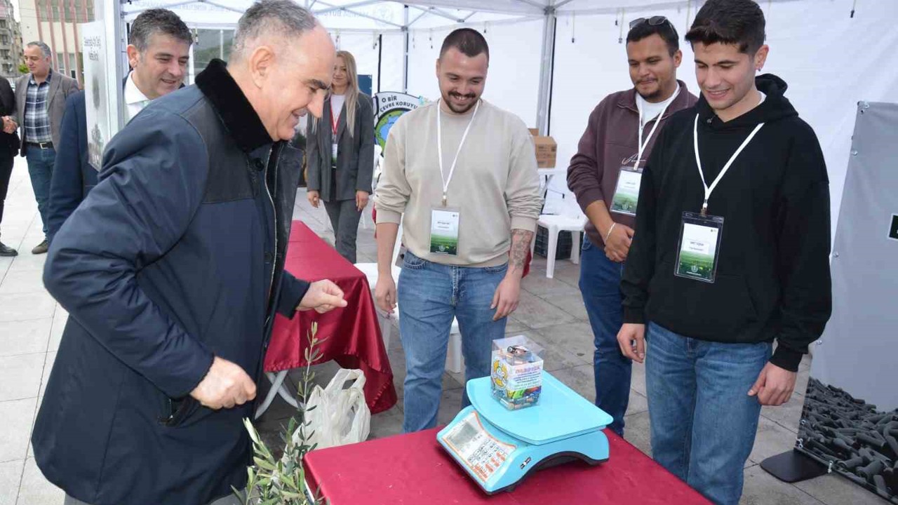 Vali Özkan atık pil teslim etti, zeytin fidanı aldı
