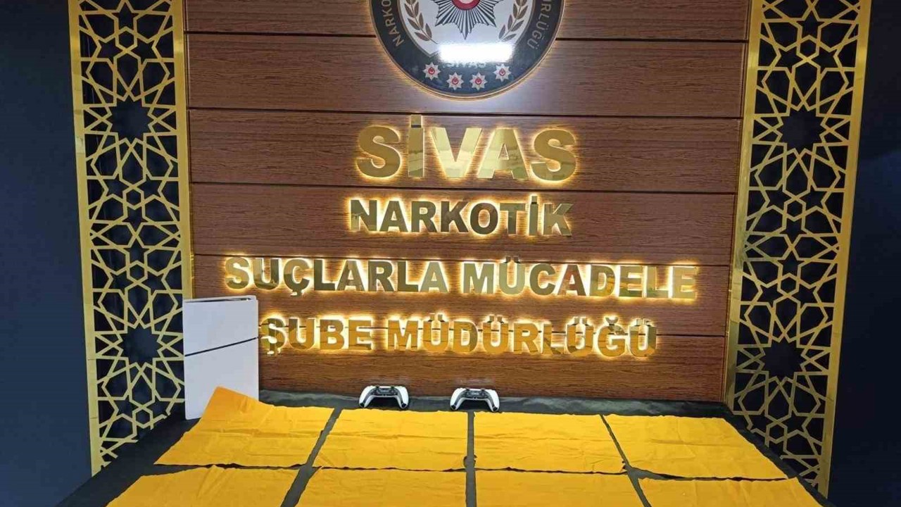 Oyun konsoluna gizlenen uyuşturucu polisin dikkatinden kaçmadı
