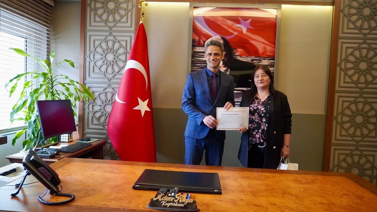 İHA muhabiri hem işini yaptı hem de en çok kitap okuyarak ödüllendirildi
