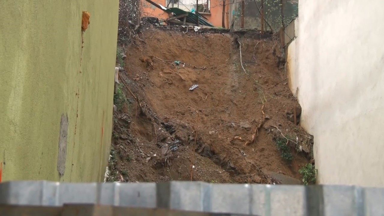 Eyüpsultan’da istinat duvarı çöktü
