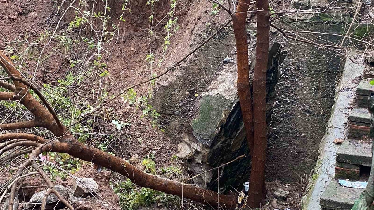 Bursa’da yağış sonrası istinat duvarı çöktü
