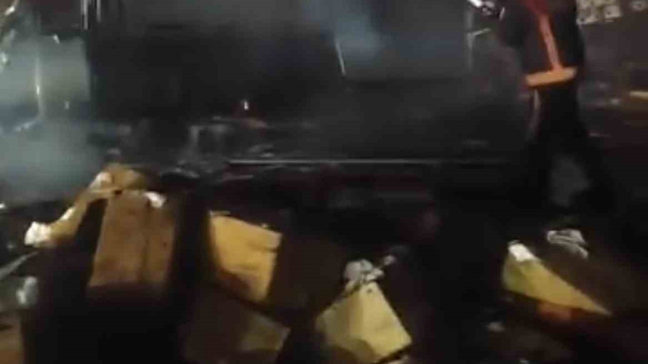 Siverek’te peçete yüklü tır alevlere teslim oldu
