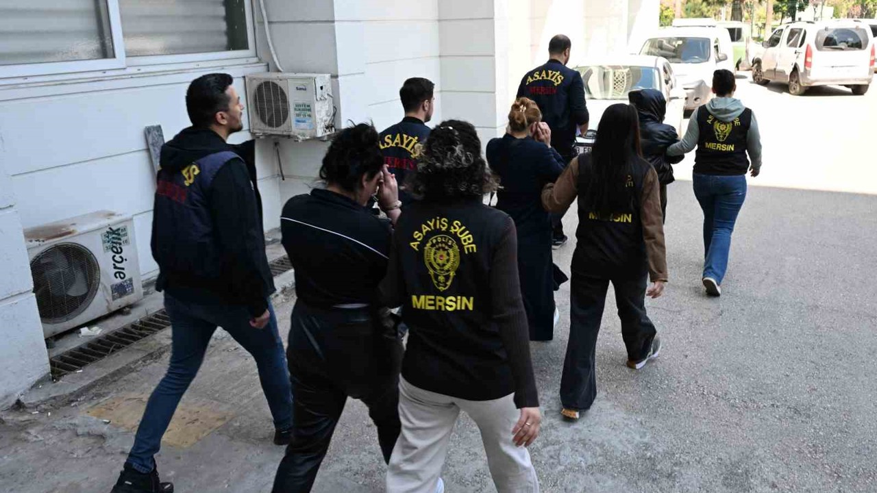 Mersin’de evleri soyan kadın hırsızlar minibüste polise yakalandı
