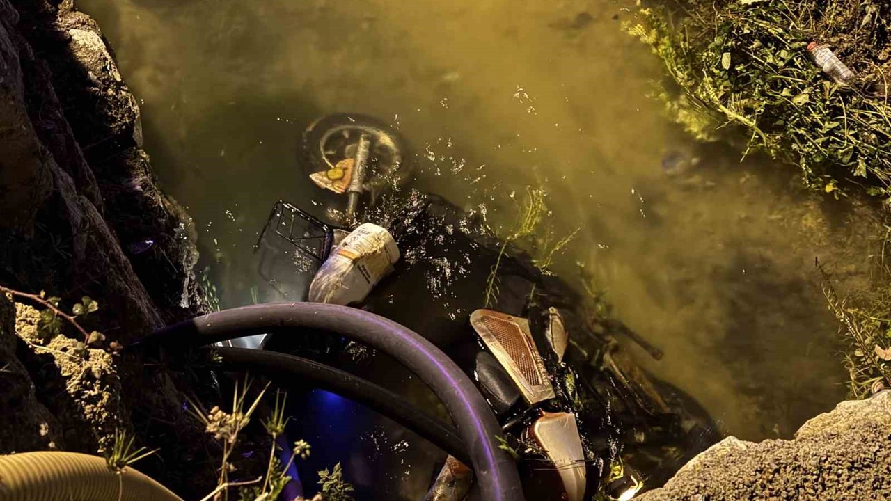 Otomobilin çarptığı elektrikli bisiklet kanala düştü: 1 ölü, 1 yaralı
