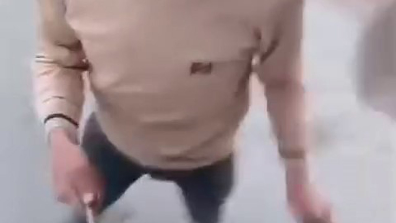 Kazaya sinirlenen tırcı "Aynama vurdun" deyip, meslektaşına demir sopayla saldırdı
