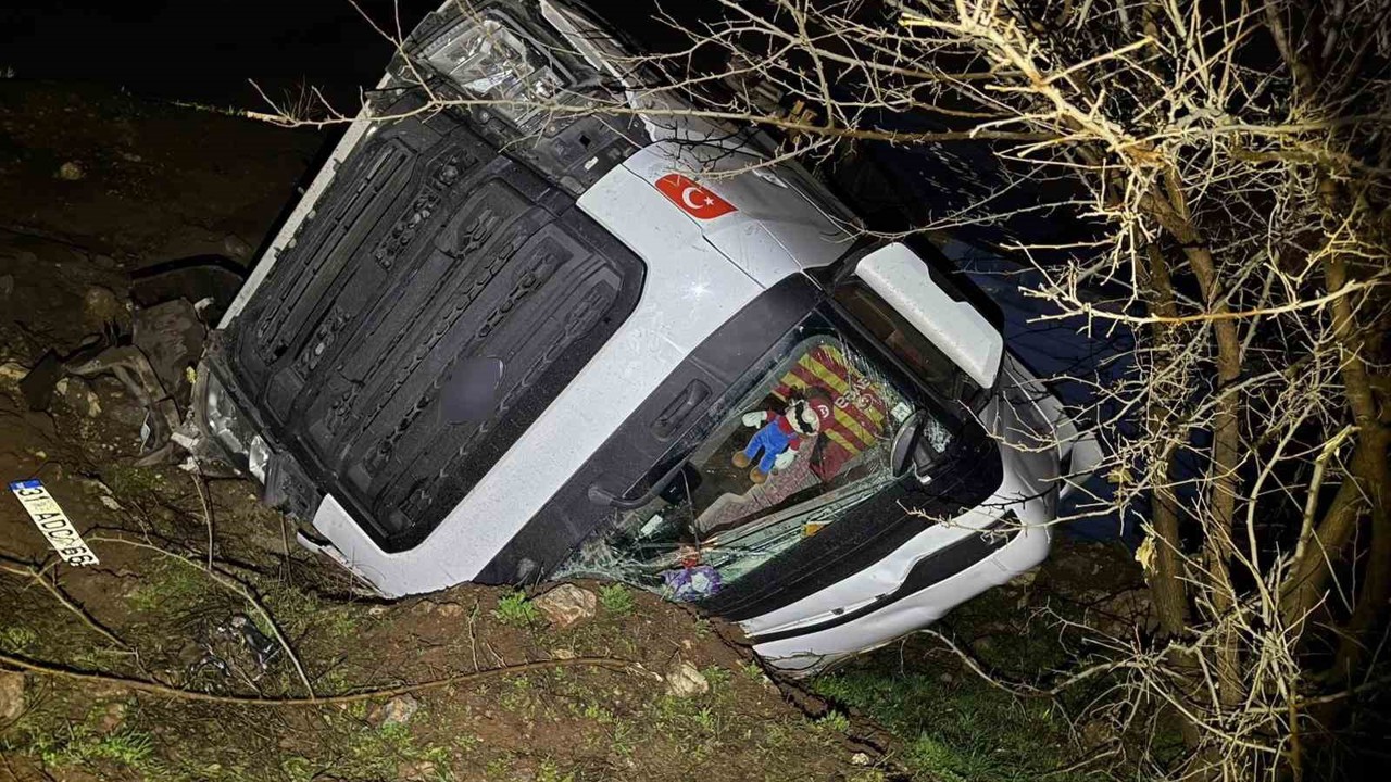 Tır şarampole yuvarlandı, sürücü yaralandı
