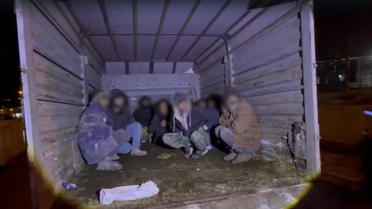 Kars’ta kamyonet kasasından 12 kaçak göçmen çıktı: 4 organizatör tutuklandı
