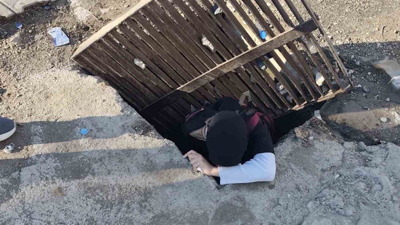Bastığı gider mazgalı kayan kız öğrenci, 1 buçuk metrelik çukura düştü
