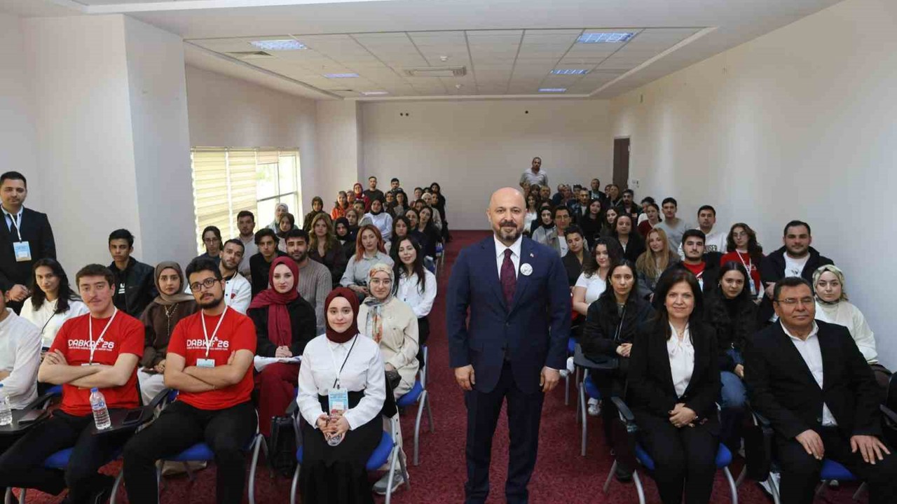 İl Sağlık Müdürü Nacar, gençlere tecrübelerini anlattı
